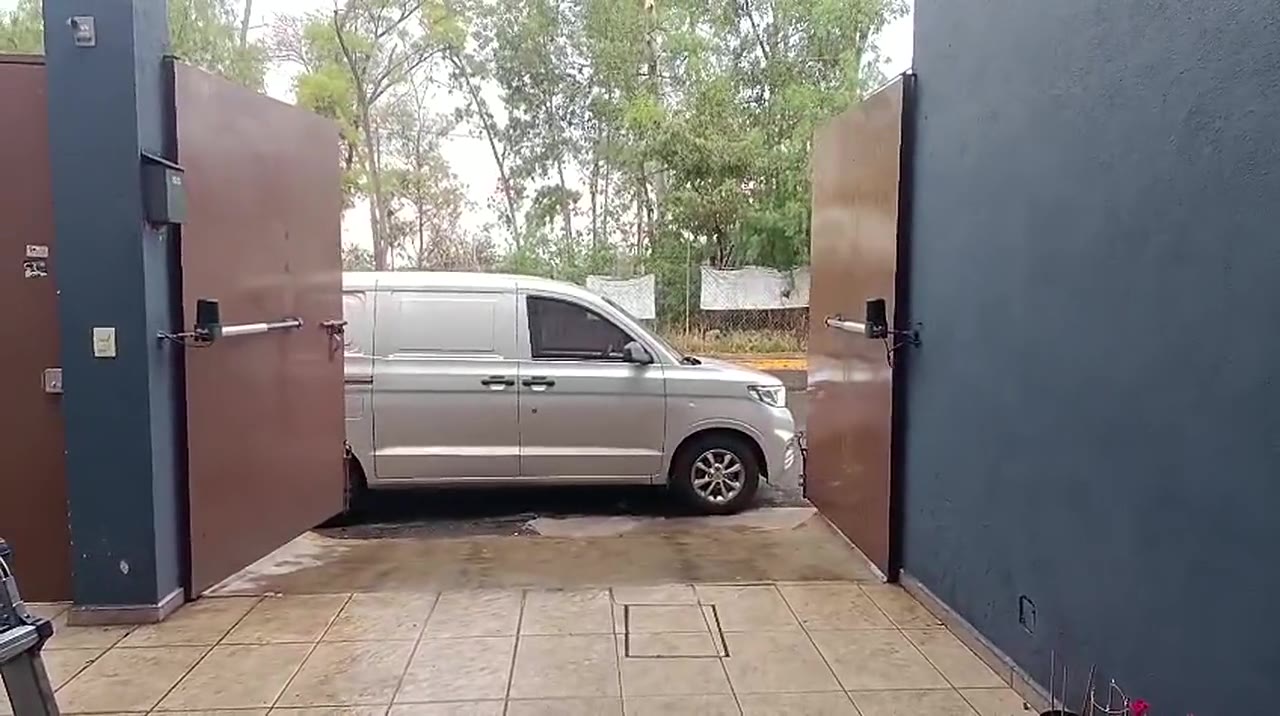 Portón abatible de lámina automatizado, abierto